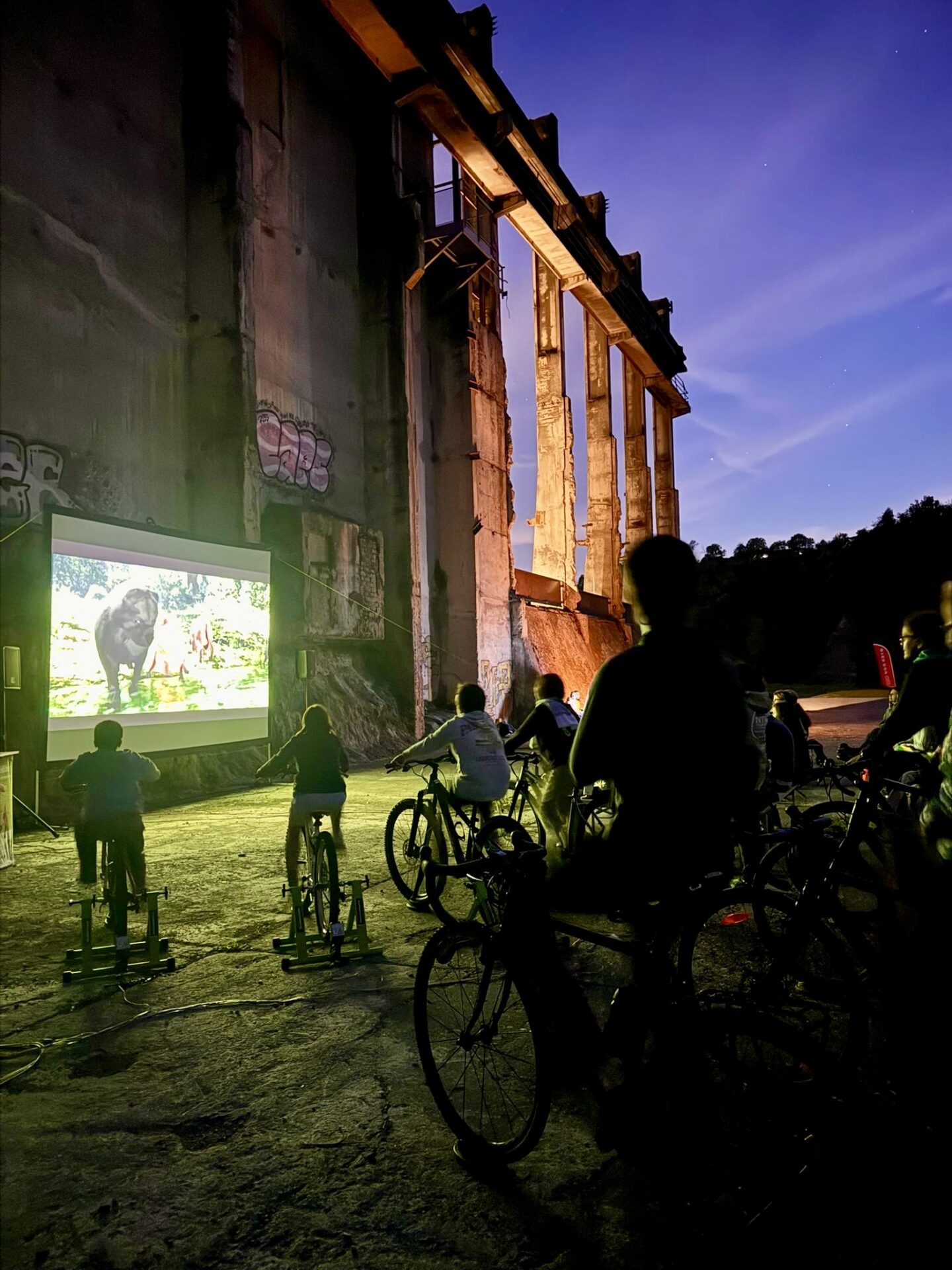 Ciclocinema Tour 2025: quando il cinema si accende… a pedali